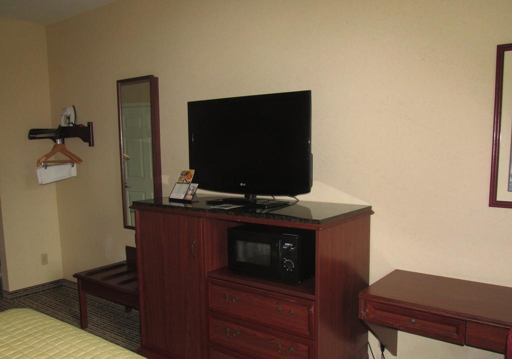 Baymont By Wyndham Lafayette Airport Hotel Room photo