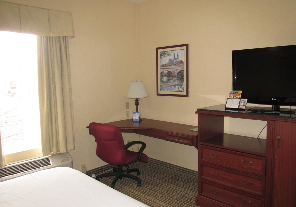 Baymont By Wyndham Lafayette Airport Hotel Exterior photo