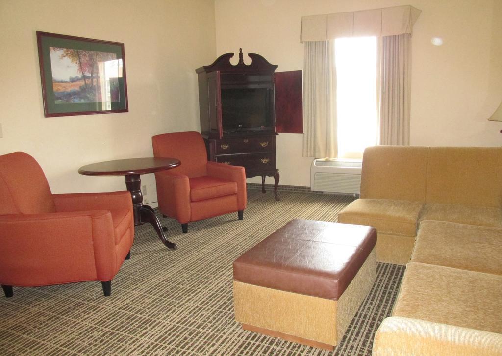 Baymont By Wyndham Lafayette Airport Hotel Exterior photo
