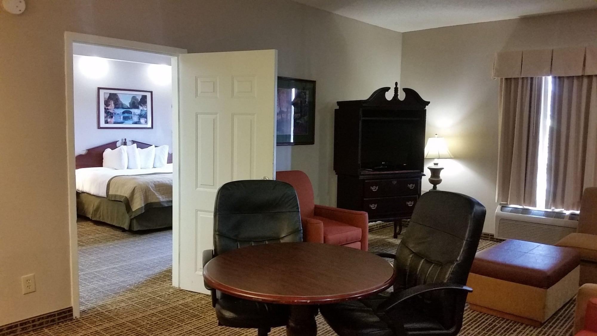Baymont By Wyndham Lafayette Airport Hotel Exterior photo