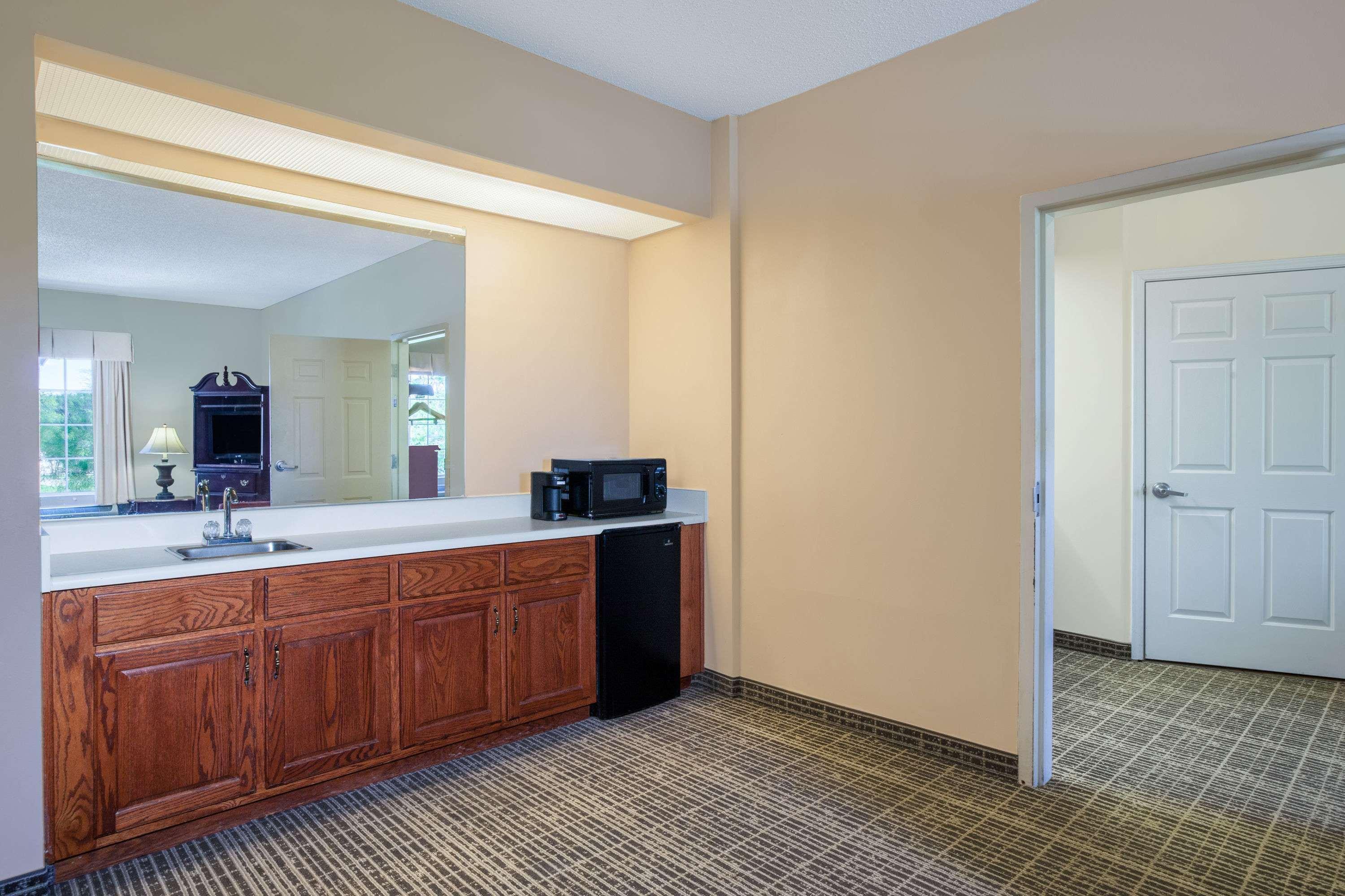 Baymont By Wyndham Lafayette Airport Hotel Exterior photo