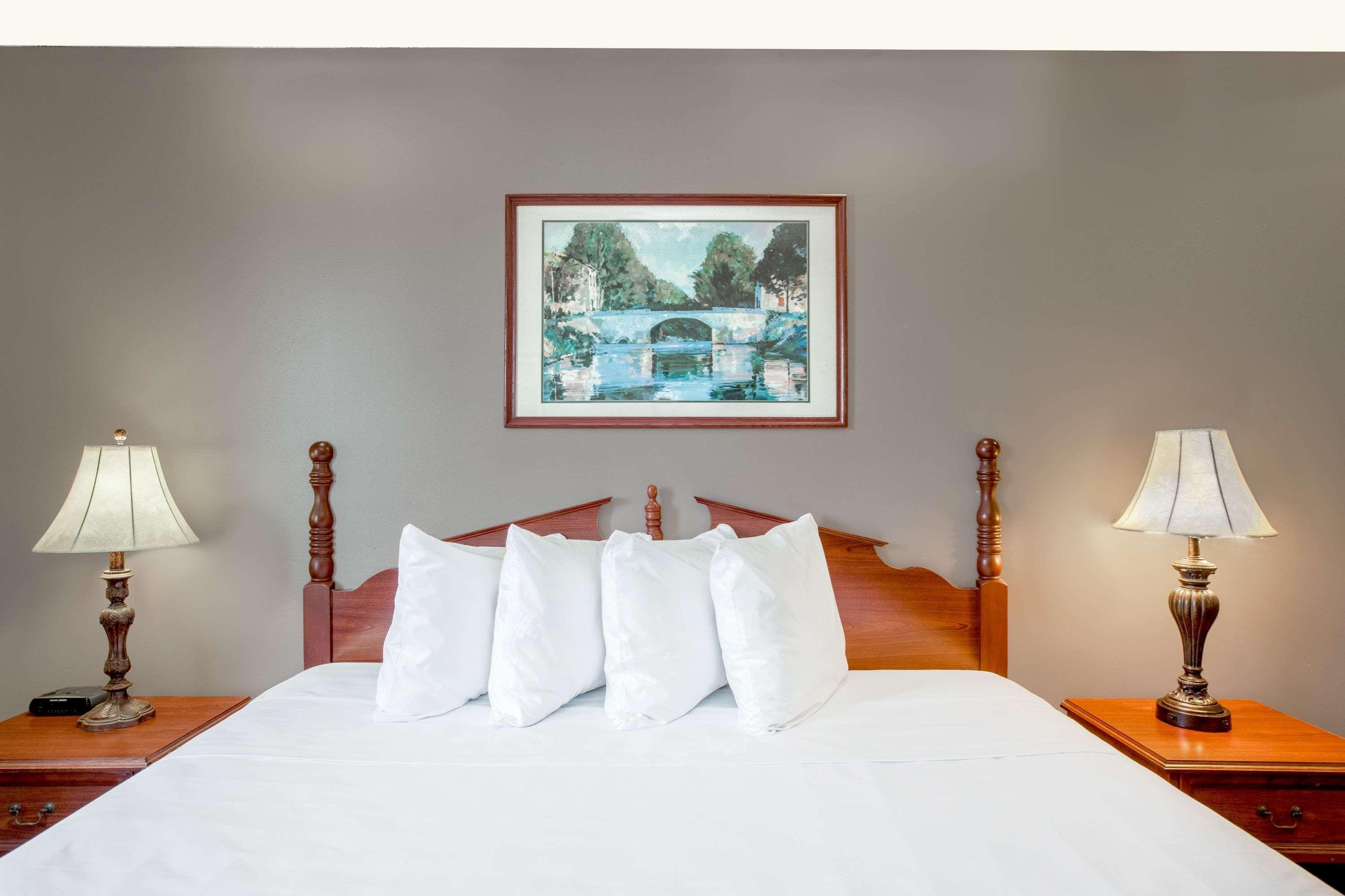 Baymont By Wyndham Lafayette Airport Hotel Exterior photo