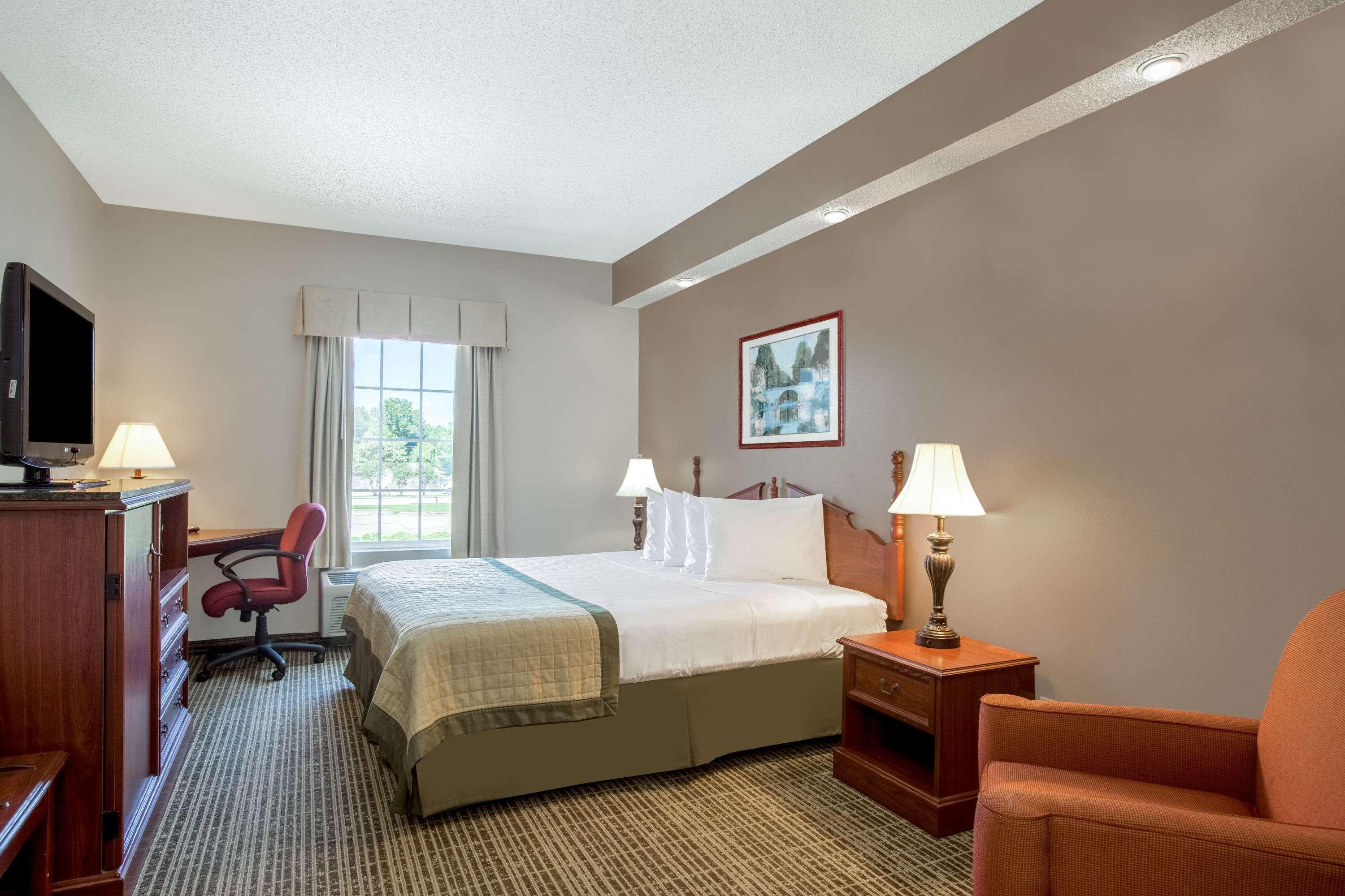 Baymont By Wyndham Lafayette Airport Hotel Exterior photo