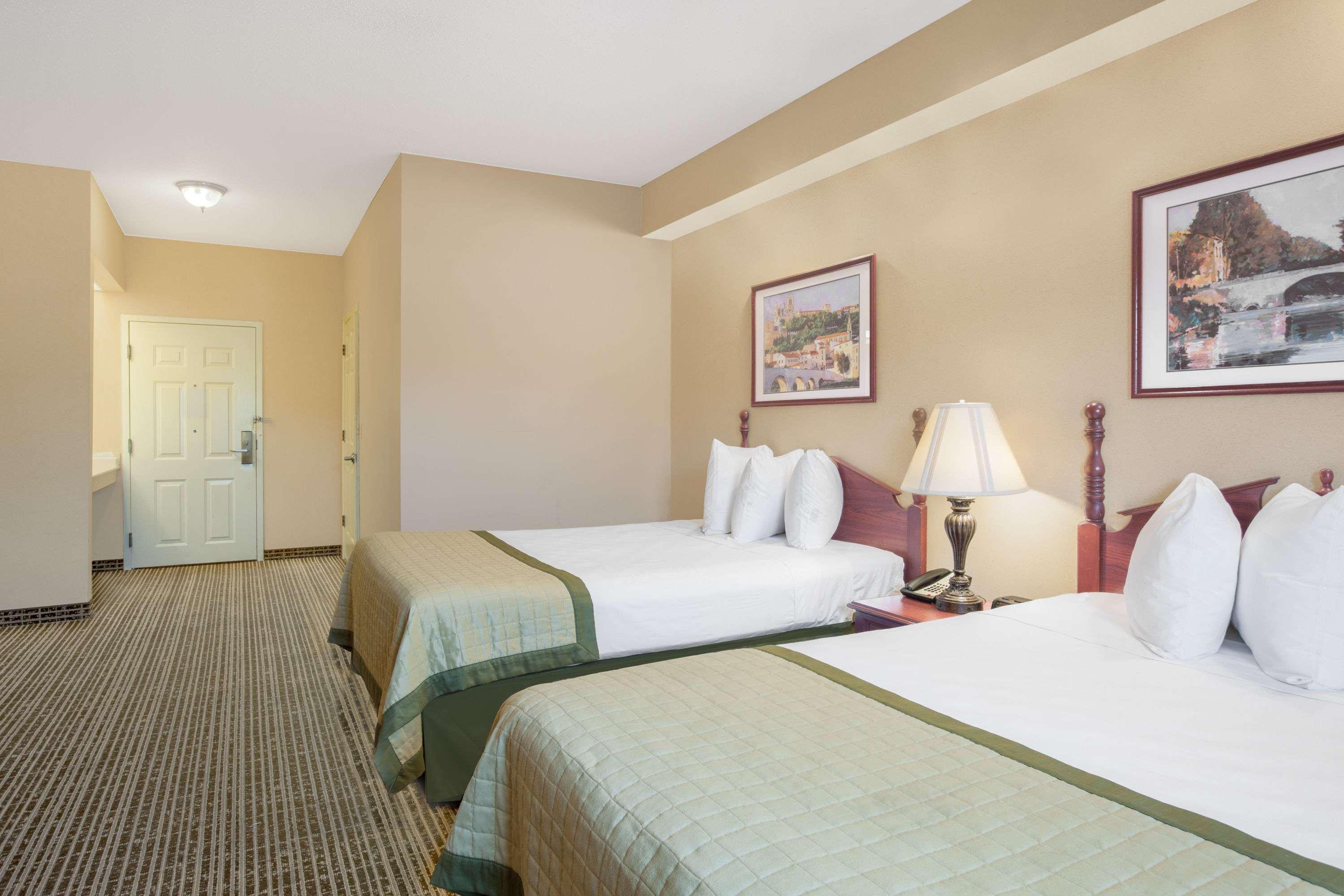 Baymont By Wyndham Lafayette Airport Hotel Exterior photo