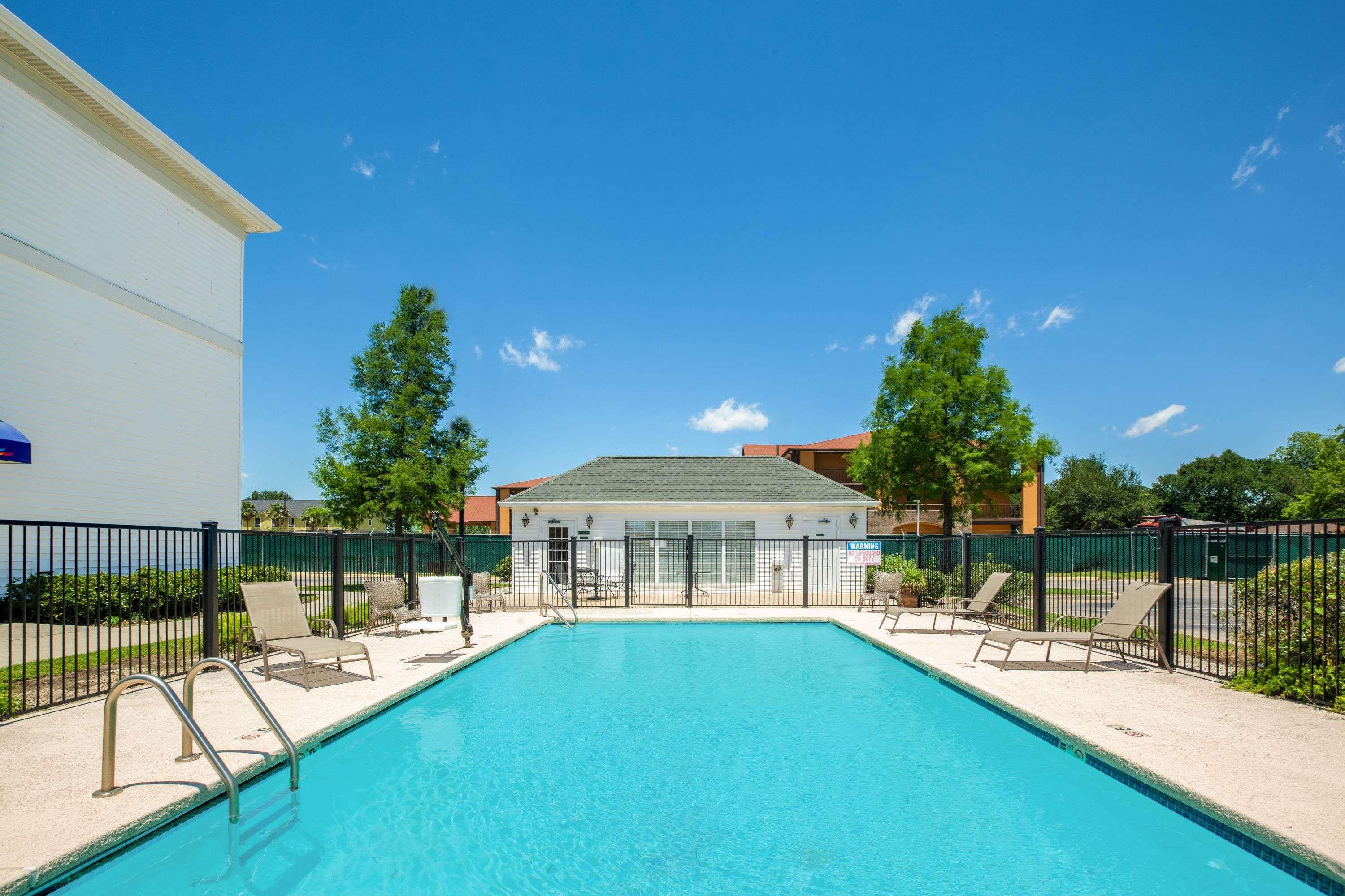 Baymont By Wyndham Lafayette Airport Hotel Exterior photo