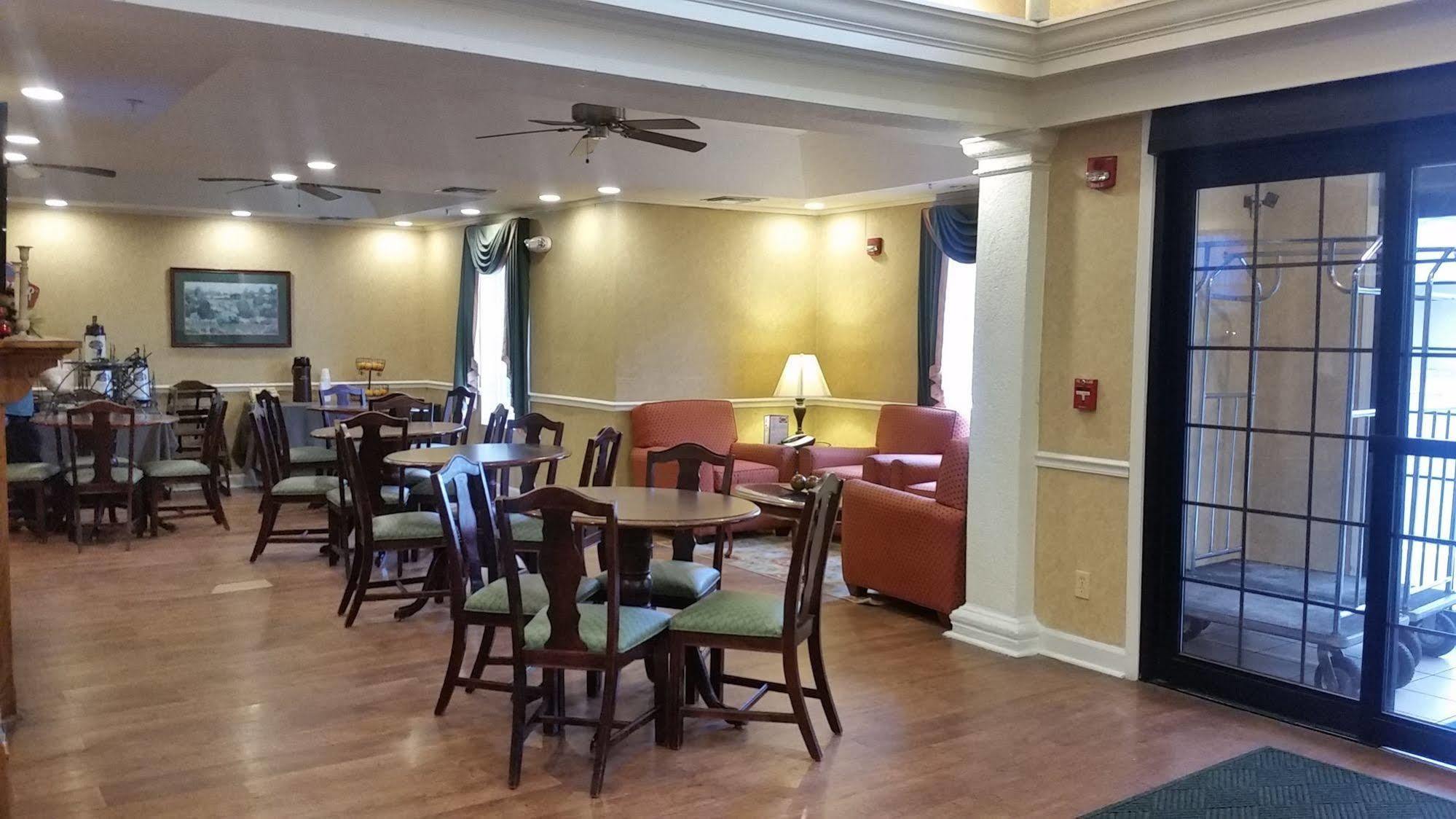 Baymont By Wyndham Lafayette Airport Hotel Exterior photo